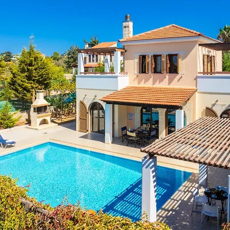 Nikolas Large Private Pool Ac Wifi